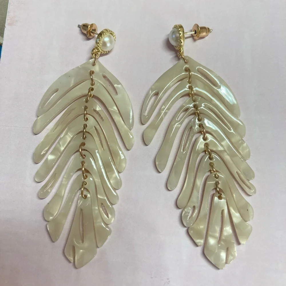 🌟 Beautiful Acrylic Feather Earrings - Picture 4 of 4
